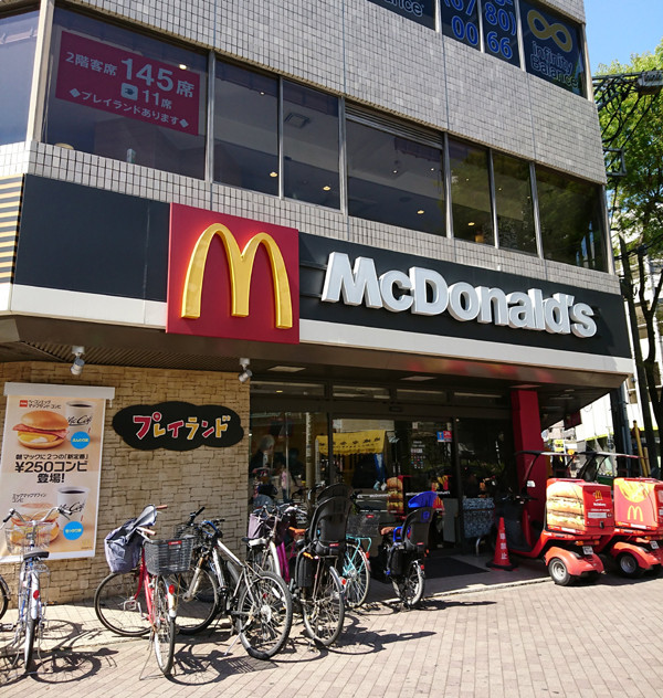 マクドナルド西台店のベーコンエッグマックサンド アキバを食べる マクドナルド西台店のベーコンエッグマックサンド アキバを食べる