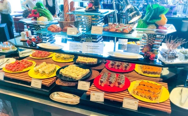 ニューオータニ東京 ランチ サンドウィッチ＆スイーツビュッフェの中央ビュッフェ台全体図