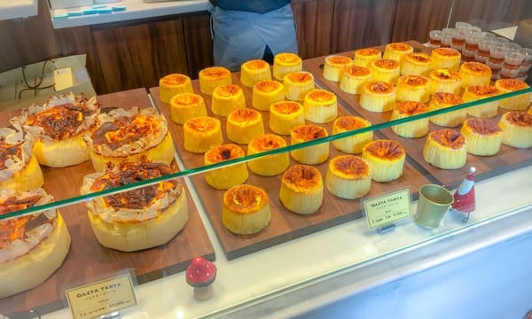 バスクチーズケーキ専門店 ガスタ（GAZTA）に並ぶバスクチーズケーキの様子