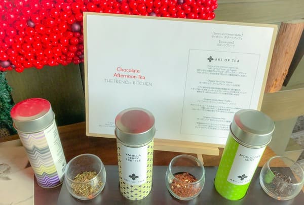 フレンチキッチン入り口｜入り口にアフタヌーンティーで出されるART OF TERの茶葉が置かれていたので香りを確認できます