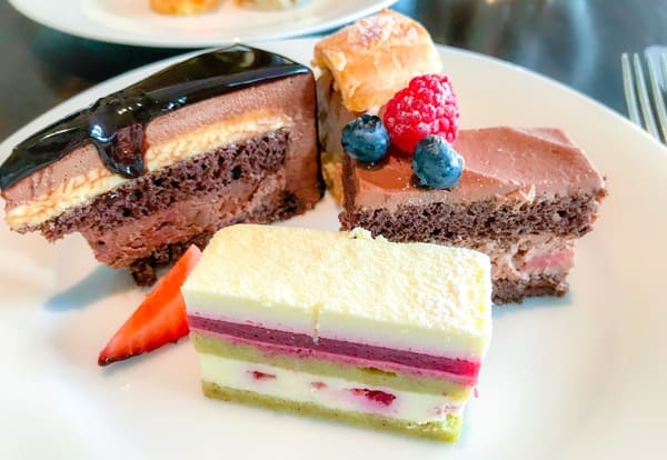フレンチキッチン アフタヌーンティー｜左上から｜ラズベリーアントルメショコラ、パリブレストショコラ、シャンティーショコラ、ホワイトチョコレートムース