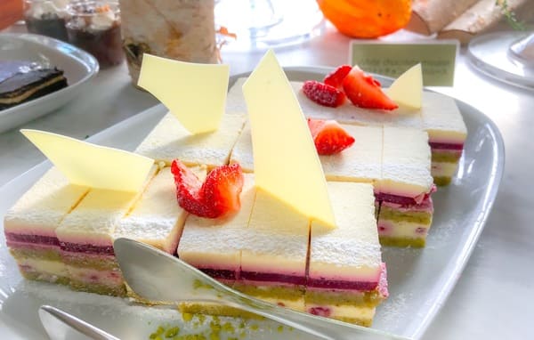 フレンチキッチン アフタヌーンティー ホワイトチョコレートムース｜ブッフェ台