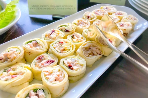 チキンクランベリーセロリアップルトルティーヤラップ