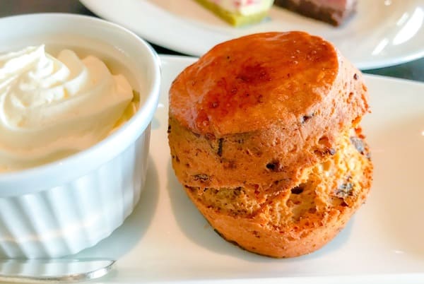 シナモンとレーズンのスコーンとホイップクリーム