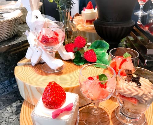 横浜ベイシェラトン ベイ・ビュー「ストロベリースイーツブッフェ〜Strawberry Garden〜」ディスプレイの写真