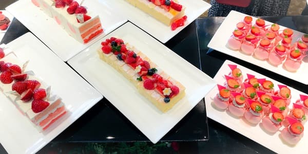 横浜ベイシェラトン ベイ・ビュー「ストロベリースイーツブッフェ〜Strawberry Garden〜」スイーツブッフェ台 ショートケーキやチーズケーキ