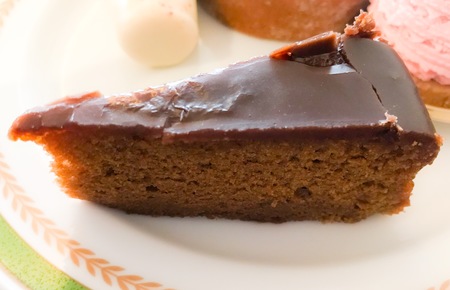 最近は表面は分厚いチョコレートガナッシュのザッハトルテも多いですよね（チョコレート好きとしてはこれも大好き！）