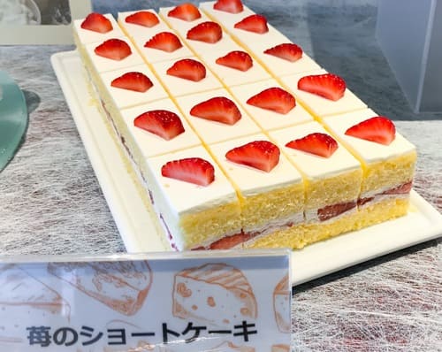 川崎日航ホテル スイーツブッフェ 苺のショートケーキ