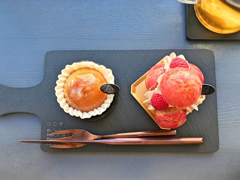 ヌメロサンクパリ 季節のガトーメニュー 左：Tatin｜右：Saint-honoré marron