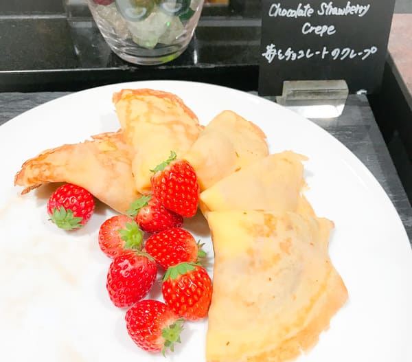 ウェスティンホテル東京 苺デザートブッフェ 苺とチョコレートのクレープ