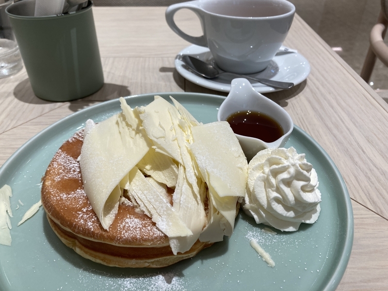 よつ葉のふんわりけずりバターパンケーキ てん菜糖蜜添えの写真
