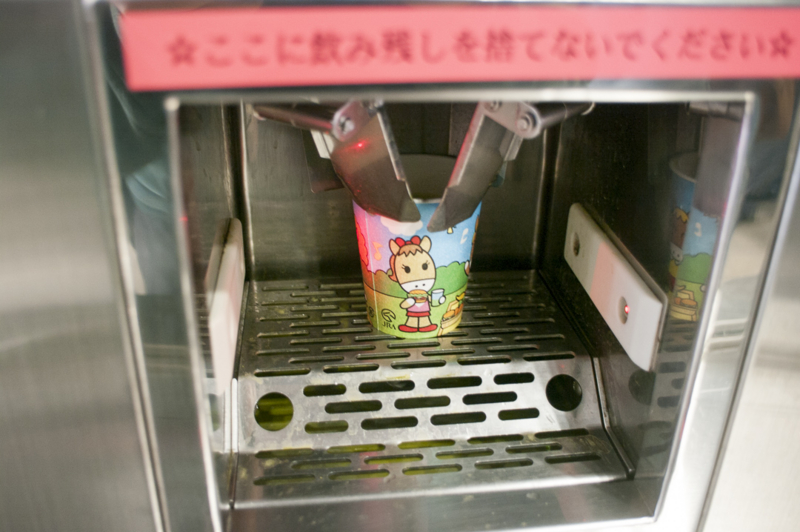 中京競馬場内の各所にある無料の湯茶コーナー