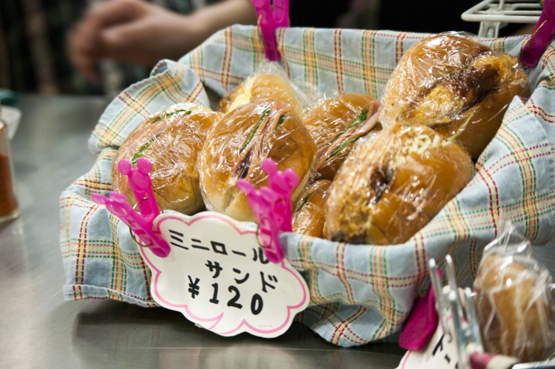 中京競馬場グルメすみれの目玉商品ミニロールサンド