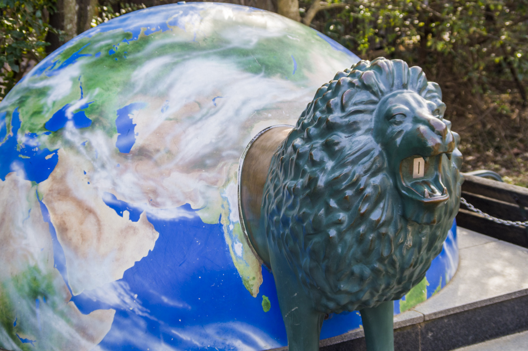 天王寺動物園の特徴的な地球型募金箱