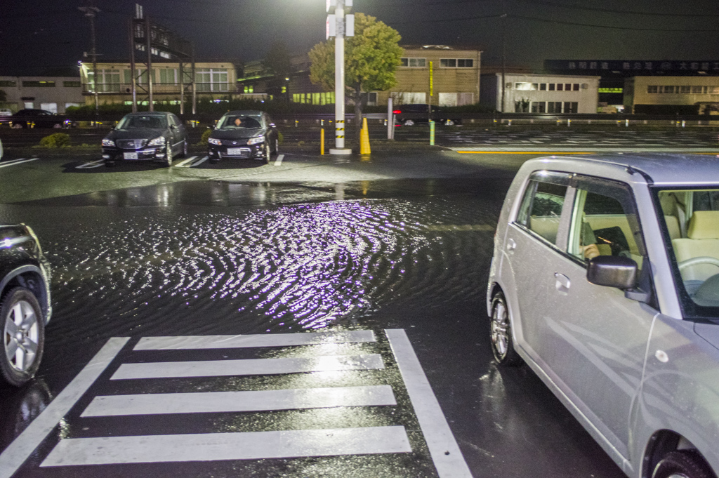 コンビニエンスストアが豪雨で洪水状態