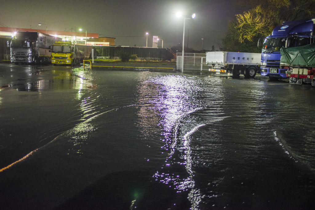 豪雨で洪水状態のコンビニエンスストア