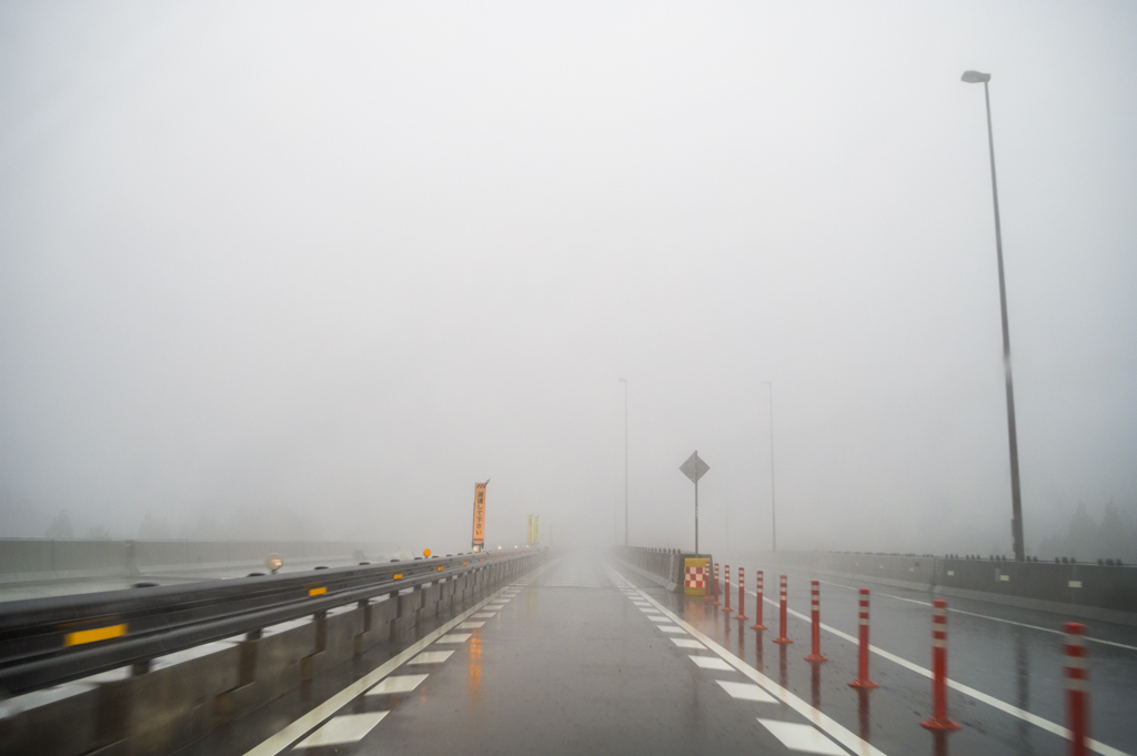 豪雨で視界ゼロな静岡空港