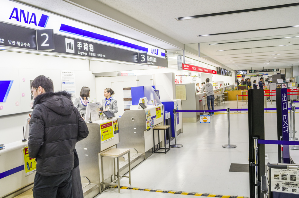 富士山静岡空港のチェックインカウンター受付