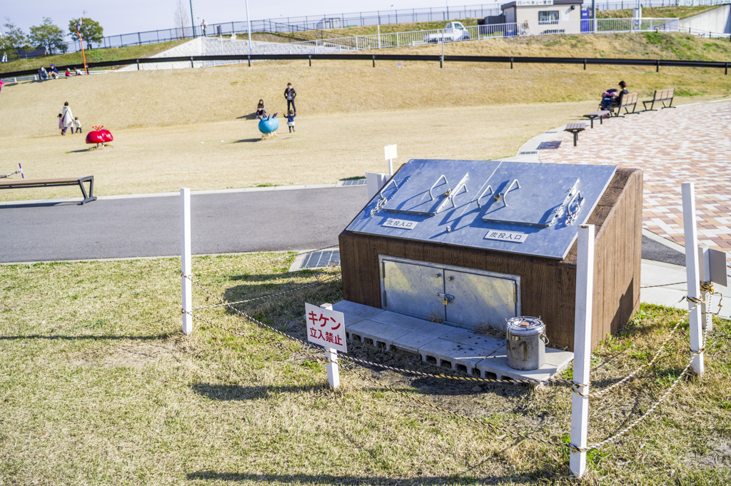 バーベキュー場備え付けの火消しツボと炭捨て場