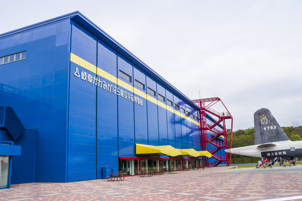 岐阜かかみがはら航空宇宙博物館の展望台は階段でのぼる