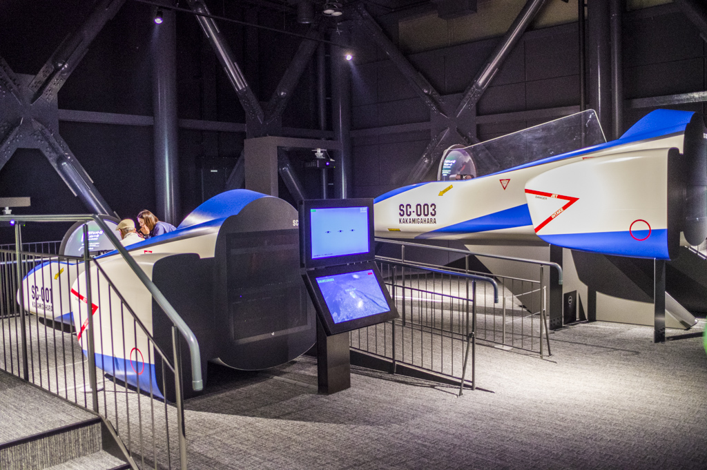 戦闘機のシミュレーターアトラクション