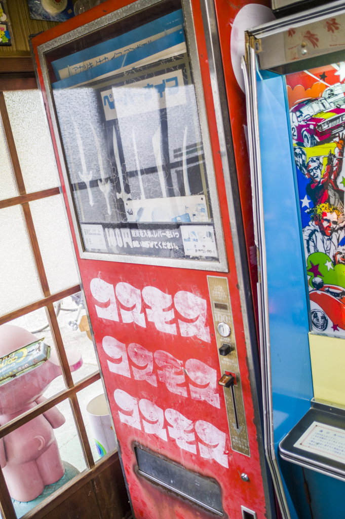 懐かしの自販機コスモス自販機にはペーパーナイフのディスプレイ