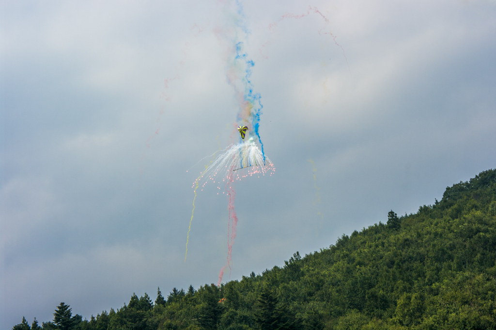龍勢祭り カラフル 飛行機雲 龍勢祭り カラフル 飛行機雲