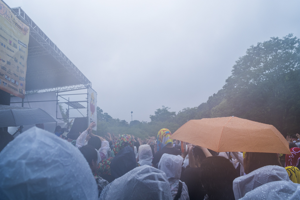 大雨土砂降りの野外ロックフェスティバルフリーダム名古屋2018のステージ前