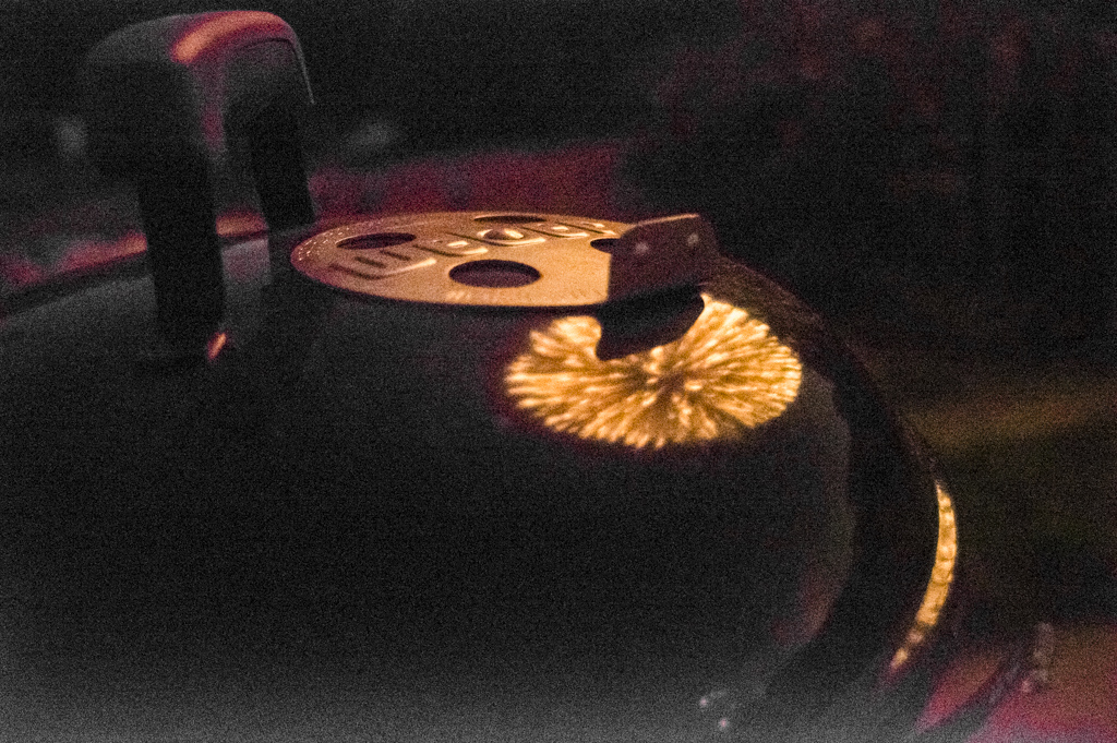 ウェーバーのコンロに映った打ち上げ花火