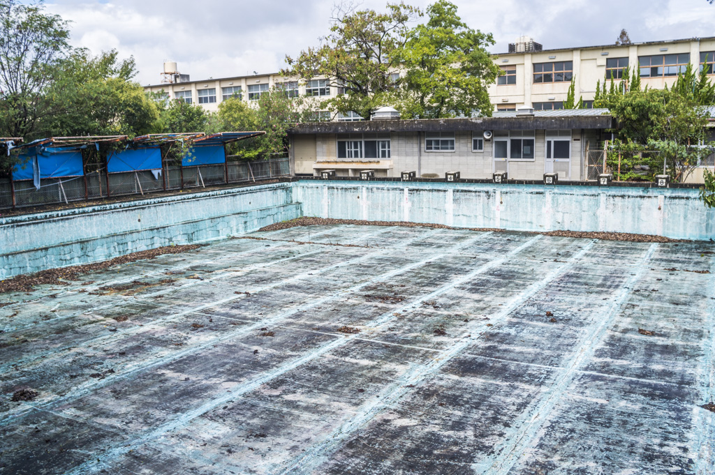 廃校になった愛知県豊田東高等学校のプール