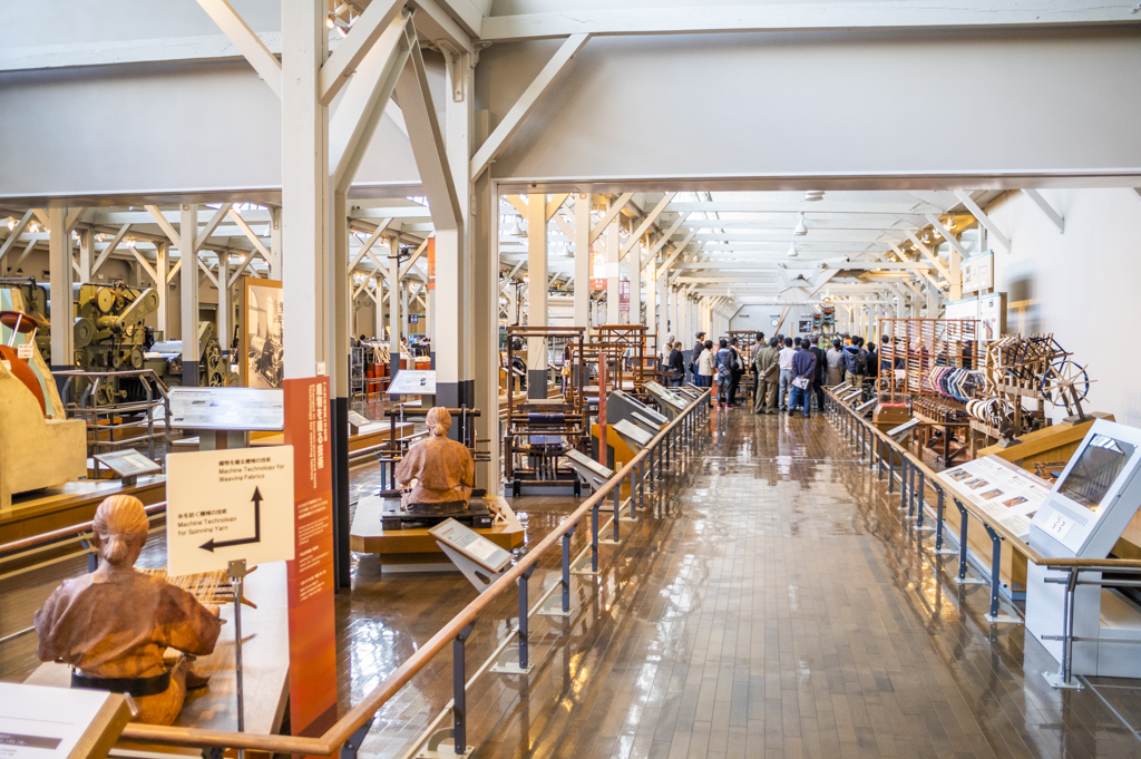 トヨタ産業技術記念館の繊維機械館の風景