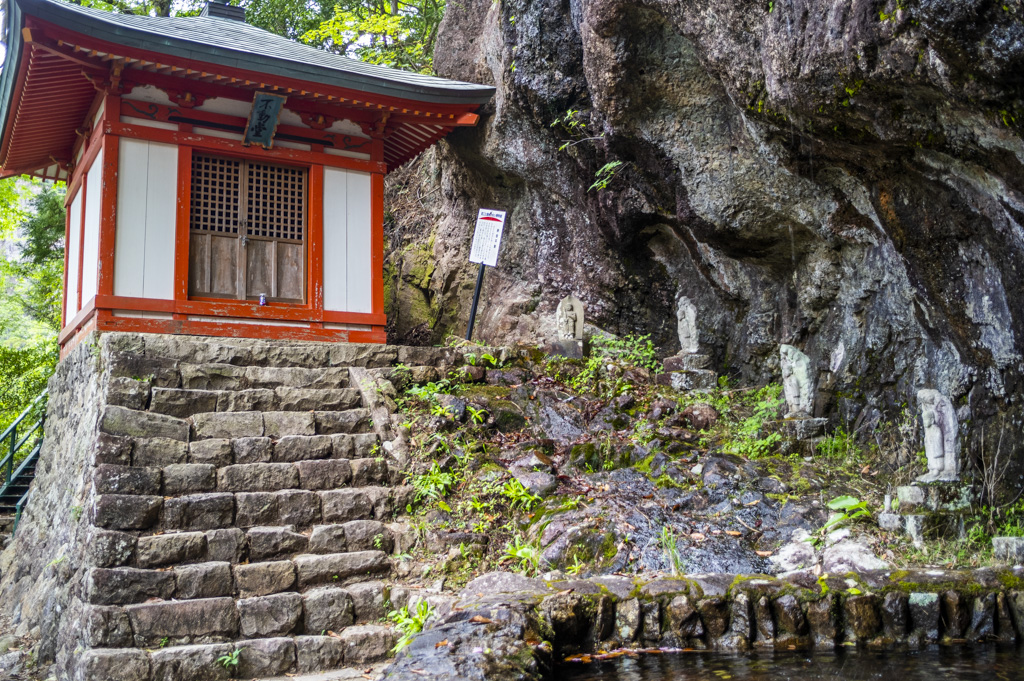 鳳来寺山の勝岳不動堂