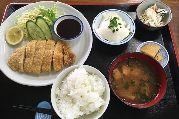 松浦の里 よってみん菜 とんかつ定食770円(税込)