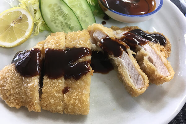 肉厚なトンカツ