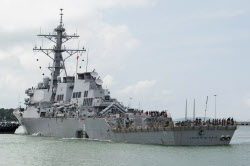 8月21日、マラッカ海峡でタンカーと衝突事故を起こし、船腹がへこんだ米海軍イージス駆逐艦「ジョン・S・マケイン」=AP