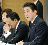政府・与党連絡会議であいさつする安倍首相(4日、首相官邸) 政府・与党連絡会議であいさつする安倍首相(4日、首相官邸)