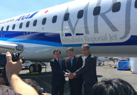 ＭＲＪの初の実機展示に三菱重工の宮永社長（写真中央）も現地に乗り込んだが、受注はゼロに終わった。