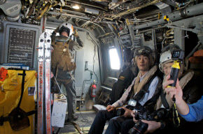 飛行中のオスプレイの機内（７日）