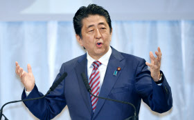 自民党大会で演説する安倍首相（３月25日、東京都港区） 