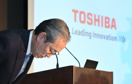 決算発表に臨む東芝の綱川社長（2017年４月、東京都港区）