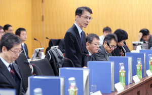 中央防災会議であいさつする中村内閣府審議官(中)(11日午前、東京・霞が関)