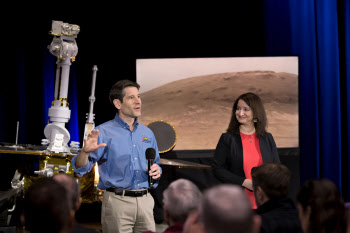 記者会見でオポチュニティーの状況を説明するプロジェクト担当者(2月13日)=NASA・米カリフォルニア工科大学提供