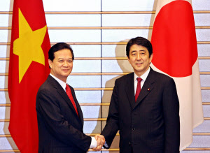 2006年10月の首脳会談で、日本はベトナムの高速鉄道計画の支援を表明したが…(第1次政権時の安倍首相(右)と当時のズン首相)=ロイター