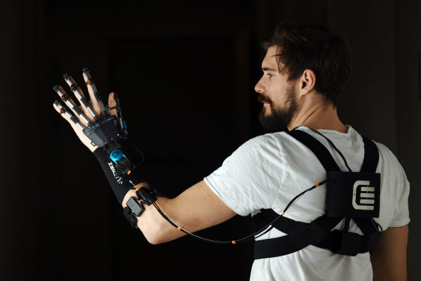 ETHチューリヒ校リハビリ工学研究所で開発された、脳卒中や脊髄損傷で後遺症を負った患者向けの外骨格。腕から電気信号を読み取り、指の動きを補助する