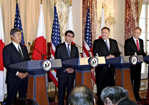 日本へのサイバー攻撃に対する防衛協力などを扱った日米2プラス2の協議を終え、記者会見する河野外相(左から2人目)。左端は岩屋防衛相=4月19日、ワシントン(共同)