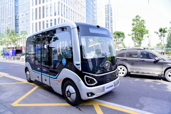 河南省鄭州市の「智慧島」を走る宇通集団の自動運転バス