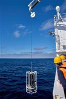 観測や採水のための装置を日本海から引き揚げる研究チーム=昨年6月(国立環境研究所提供)