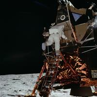 米アポロ11号で着陸し、月面に降りる宇宙飛行士=1969年7月(NASA提供)