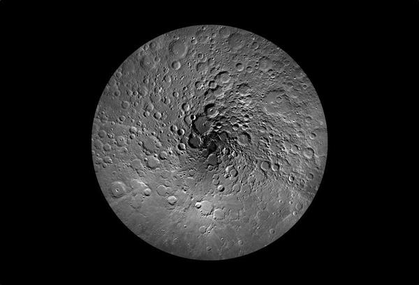 NASAの無人月探査機「ルナー・リコネサンス・オービター(LRO)」によって撮影された月の北極の画像。PHOTOGRAPH COURTESY OF NASA/GSFC/ARIZONA STATE UNIVERSITY
