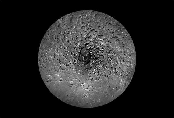 NASAの無人月探査機「ルナー・リコネサンス・オービター（LRO）」によって撮影された月の北極の画像。PHOTOGRAPH COURTESY OF NASA/GSFC/ARIZONA STATE UNIVERSITY